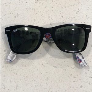 Black Wayfarer Ray-Ban Sunglasses